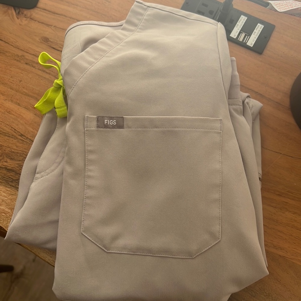 Limited edition Figs Slate scrub set